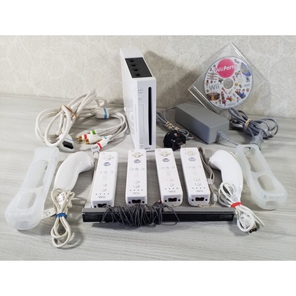 Nintendo Wii Video Game System RVL-001 Console Game Cube 2    4 Controlers